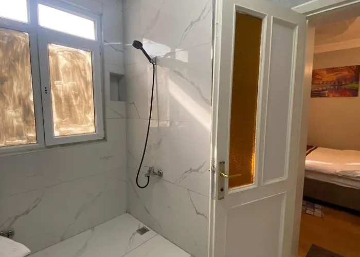 Ramo's Aparatments & *