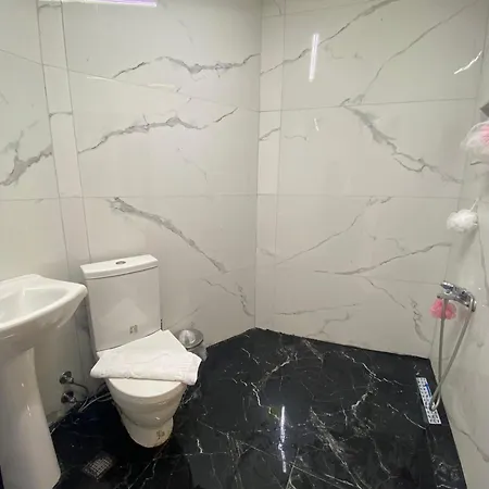 Ramo's Aparatments & *